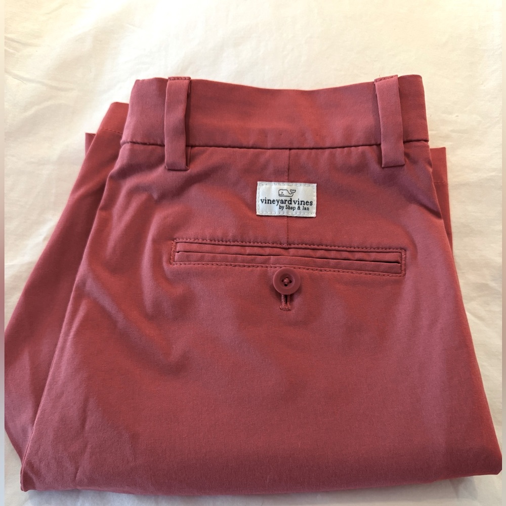 Vineyard Vines Size 28 Men’s performance breaker shorts, Nantucket red